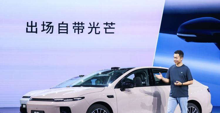 零跑造了一辆"半价Model 3"，但这次是冲着小鹏和比亚迪去的